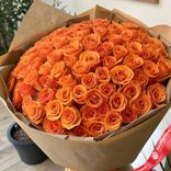 Маленькое фото 2: Букет из 101 оранжевой розы в крафте, 50 см, Россия