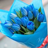 Маленькое фото 2: Букет из 15 голубых тюльпанов в голубой пленке, Россия