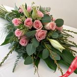 Маленькое фото 1: Траурный букет из 12 розовых роз «Прощание» (цветы на кладбище)