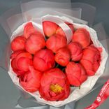 Маленькое фото 5: Букет из 15 коралловых пионов в бумаге и пленке