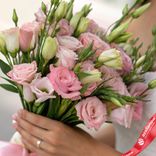 Маленькое фото 2: Букет из 15 светло-розовых лизиантусов с розовой лентой