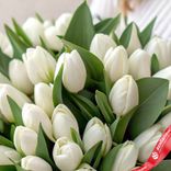 Маленькое фото 3: Букет из 50 белых тюльпанов и 5 веточек фисташки