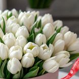 Маленькое фото 3: Букет из 51 белого тюльпана в розовой коробке