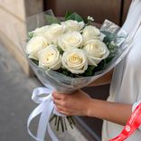 Маленькое фото 1: Букет из 9 белых роз «Мондиаль» в пленке, 50см, Эквадор
