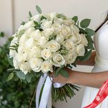 Маленькое фото 1: Классический букет из 51 белой розы с зеленью и лентой