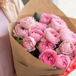 Маленькое фото 2: Букет из 15 пионовидных розовых роз в крафте, 50 см, Эквадор