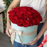 Маленькое фото 1: Букет из 19 красных роз в голубой коробке