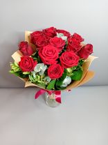 Фото флориста 1: Букет для любимой из 13 красных роз в крафте