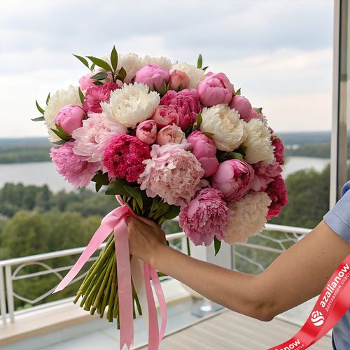 Букет из 50 пионов микс с лентой