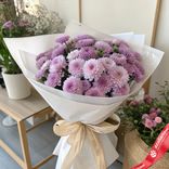 Маленькое фото 1: Букет из 29 кустовых светло-сиреневых хризантем