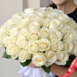 Маленькое фото 2: Букет из 31 белой розы с лентой, 50 см, Россия