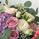 Маленькое фото 3: Акция! Букет из роз, лизиантусов, ваксфловера, гортензии «Не теряй меня»