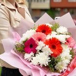 Маленькое фото 2: Букет из 5 гербер и 5 белых хризантем «Волшебный поцелуй»