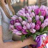 Маленькое фото 2: Букет из 101 весеннего сиренево-розового тюльпана