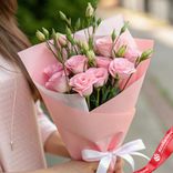 Маленькое фото 1: Букет из 5 розовых лизиантусов в розовой бумаге