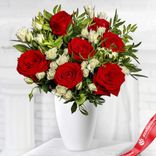 Маленькое фото 1: Букет для мамы из красных и белых роз