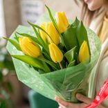 Маленькое фото 1: Букет из 5 желтых тюльпанов в зеленой пленке