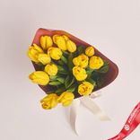 Маленькое фото 3: Букет из 15 желтых тюльпанов в розовой бумаге «В подарок»