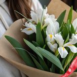 Маленькое фото 2: Букет из 7 белых ирисов с зеленью в крафте
