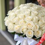 Маленькое фото 2: 75 белых роз 70 см с белой лентой, Эквадор
