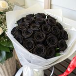 Маленькое фото 1: Букет из 21 черной розы в белой пленке, 50 см, Россия