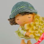 Маленькое фото 2: Сувенир «Девочка с цветком» (полирезин), H14x11,5х8,5см, желтый