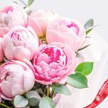 Маленькое фото 3: Букет из 9 розовых пионов с эвкалиптом в пленке