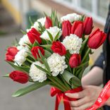 Маленькое фото 1: Букет из 11 красных тюльпанов и 8 белых гвоздик с красной лентой