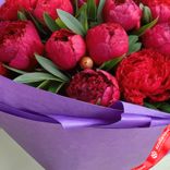 Маленькое фото 5: Букет из 20 красных пионов в сиреневой бумаге с лентой