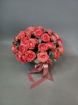 Фото флориста 4: Букет из 15 кустовых коралловых роз в коробке