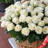 Маленькое фото 2: Букет из 51 белой розы в корзине, 50 см, Россия