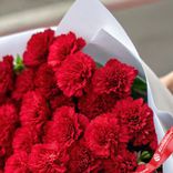 Маленькое фото 3: Букет из 50 алых гвоздик в белой крафтовой бумаге