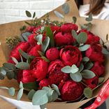 Маленькое фото 2: Букет из 30 красных пионов с эвкалиптом в крафте