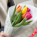 Маленькое фото 2: Букет из 5 микс тюльпанов в белой пленке