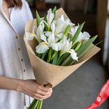 Маленькое фото 1: Букет из 7 белых ирисов в крафте