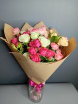 Фото флориста 6: Букет из 9 кустовых роз микс в крафте