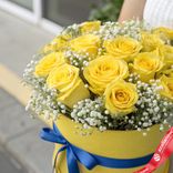 Маленькое фото 2: Букет из 15 желтых роз и гипсофил в желтой коробке
