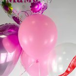 Маленькое фото 3: Композиция из 5 шаров с гелием «Любимой Маме (цветочный узор)», вар. 3