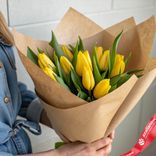 Маленькое фото 1: Букет из 10 желтых тюльпанов в крафте, Россия