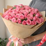 Маленькое фото 1: Букет из 45 розовых роз в крафте с лентой, 50 см, Россия