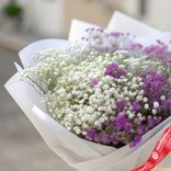 Маленькое фото 2: Букет из 3 белых и 2 сиреневых гипсофил в белой пленке