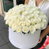 Маленькое фото 1: Букет из 51 белой розы в коробке, 40 см, Россия