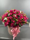 Фото флориста 1: Букет из 21 кустовой пионовидной розовой розы в коробке