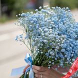 Маленькое фото 2: Букет из 5 голубых гипсофил с голубой лентой
