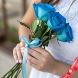 Маленькое фото 1: Букет из 3 синих роз с лентой, 50 см, Россия