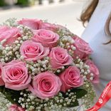 Маленькое фото 3: Букет из 17 розовых роз и гипсофил