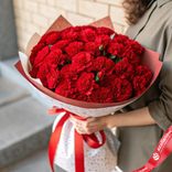 Маленькое фото 1: Букет из 50 красных гвоздик в премиальной бумаге с лентой