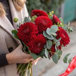 Маленькое фото 1: Букет из 7 красных хризантем и эвкалипта «Страсть»