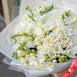 Маленькое фото 2: Букет из 101 белой фрезии в белой пленке