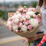 Маленькое фото 1: Букет из 50 пионов микс белые и розовые в крафте